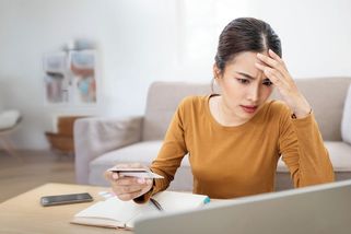 Sestra nám půjčila peníze na hostinu. Když mi dala seznam hostů, pochopila jsem cenu té pomoci - Médium.cz